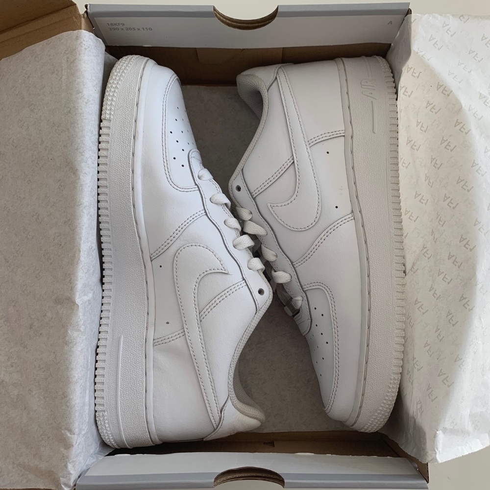 White Nike Air Force 1 sz 7Y / Women’s 8.5 w/ box